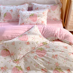 HAOYYE Strawberry Duvet Cover Set 3 Piece, Cute Strawberry Print Bedding Set for Bedroom Home Decor, Soft Cozy Microfiber Quilt Cover, Flannel Fleece Comforter Cover for Luxurious Sleep, Full Size Bedroom Gift Idea