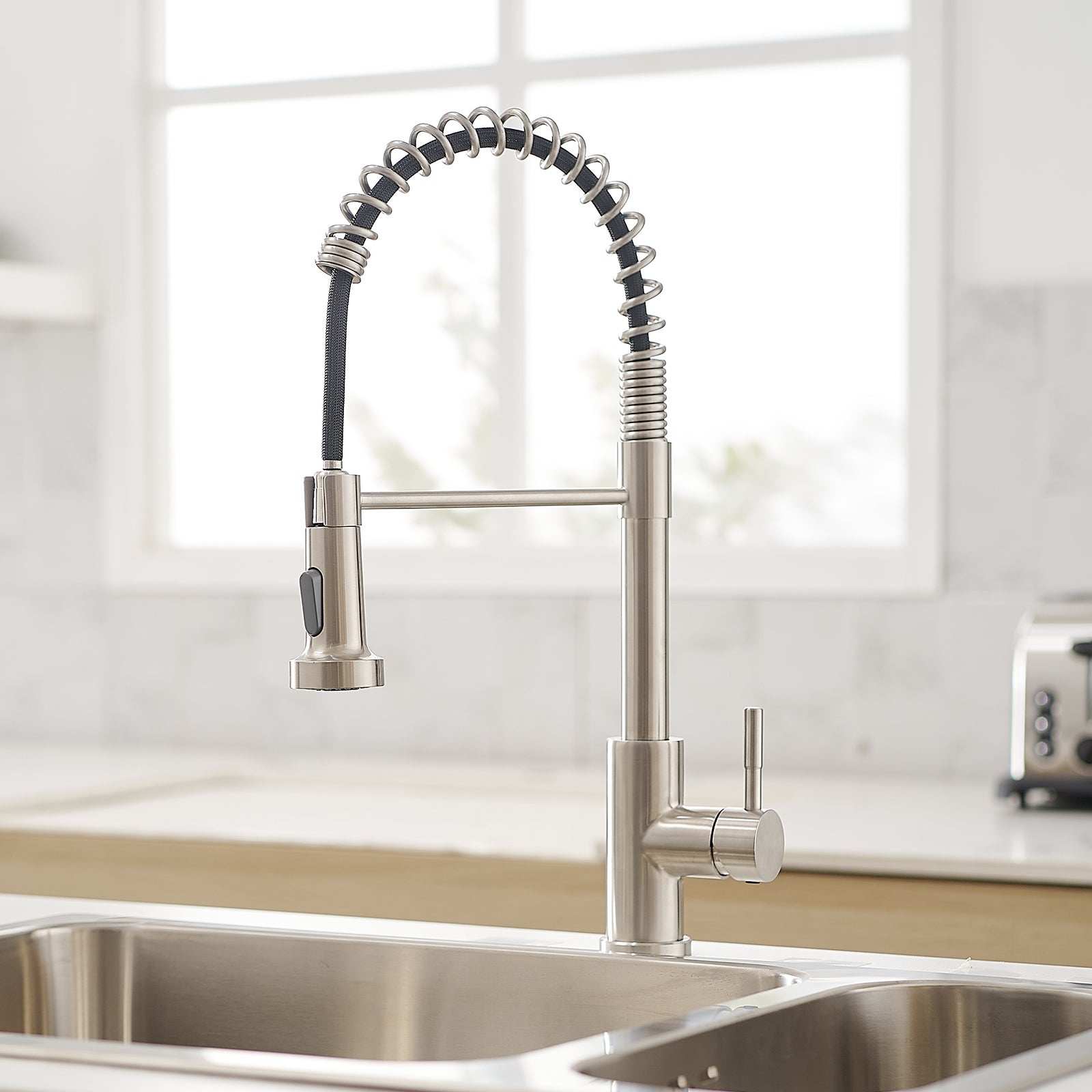 HAOYYE Commercial Brushed Nickel Kitchen Faucet with Pull Out Sprayer, Single Handle Single Lever Kitchen Sink Faucet Sturdy Space-Saving Heavy Duty Modern Design Adults Dorm Room Easy Assembly