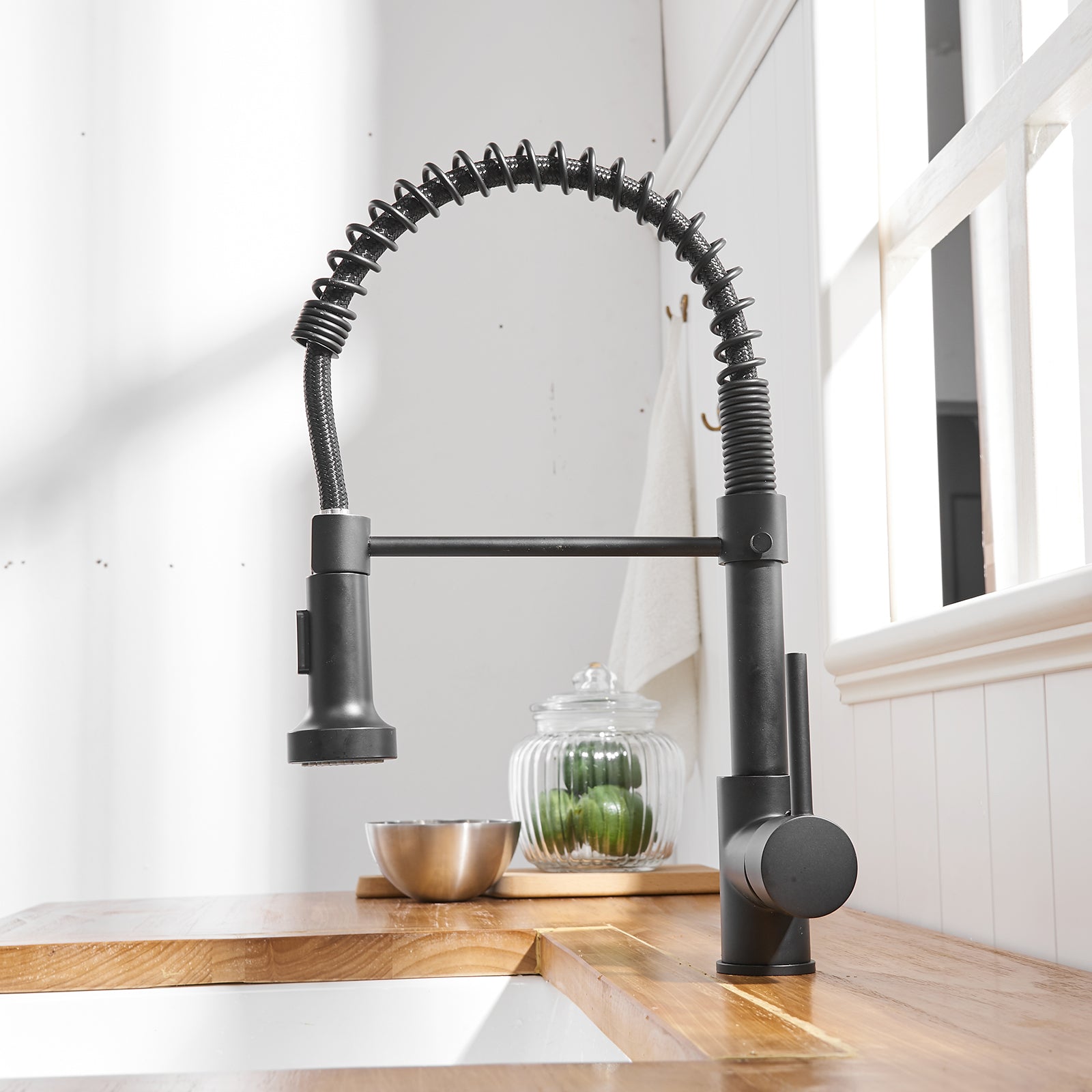 HAOYYE Commercial Black Kitchen Faucet with Pull Down Sprayer, Single Handle Single Lever Kitchen Sink Faucet Sturdy Space-Saving Heavy Duty Modern Design Adults Dorm Room Easy Assembly