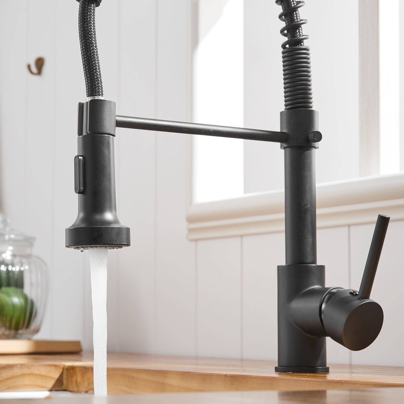 HAOYYE Commercial Black Kitchen Faucet with Pull Down Sprayer, Single Handle Single Lever Kitchen Sink Faucet Sturdy Space-Saving Heavy Duty Modern Design Adults Dorm Room Easy Assembly