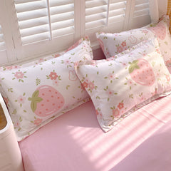 HAOYYE Strawberry Duvet Cover Set 3 Piece, Cute Strawberry Print Bedding Set for Bedroom Home Decor, Soft Cozy Microfiber Quilt Cover, Flannel Fleece Comforter Cover for Luxurious Sleep, Full Size Bedroom Gift Idea