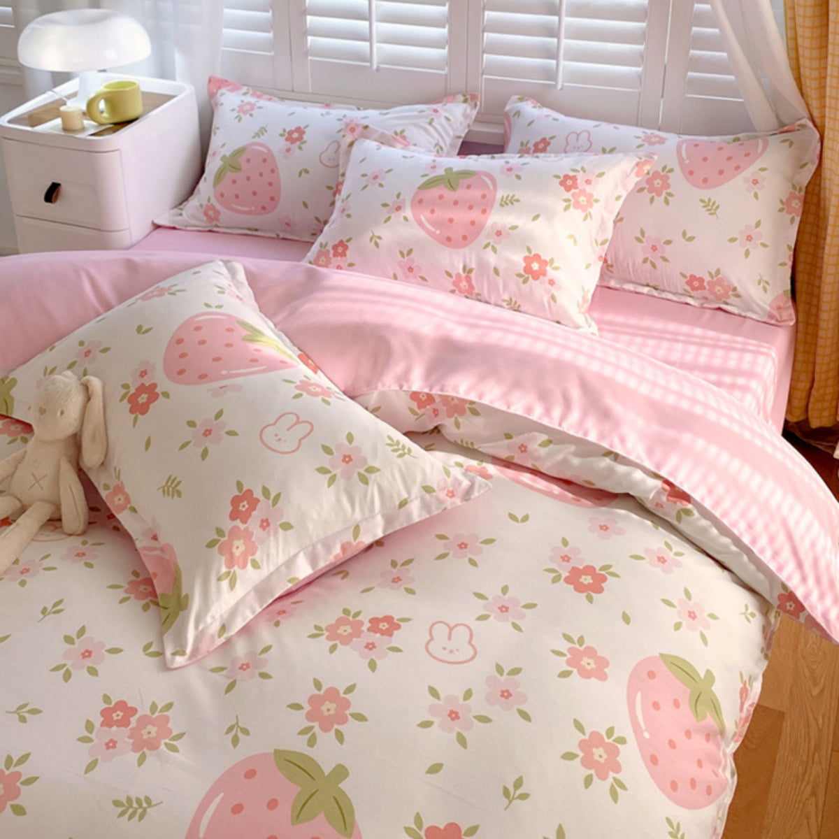 HAOYYE Strawberry Duvet Cover Set 3 Piece, Cute Strawberry Print Bedding Set for Bedroom Home Decor, Soft Cozy Microfiber Quilt Cover, Flannel Fleece Comforter Cover for Luxurious Sleep, Full Size Bedroom Gift Idea