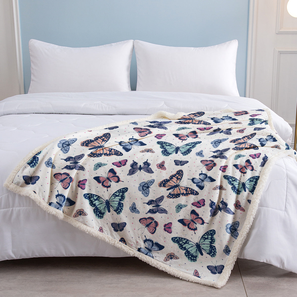HAOYYE Garden Butterfly Sherpa Throw Blanket, Soft Plush Lightweight Blanket with Colorful Purple Butterfly Design, Ideal Gifts for Women, Boys, Girls, and Butterfly Enthusiasts, Cozy and Stylish Home Décor