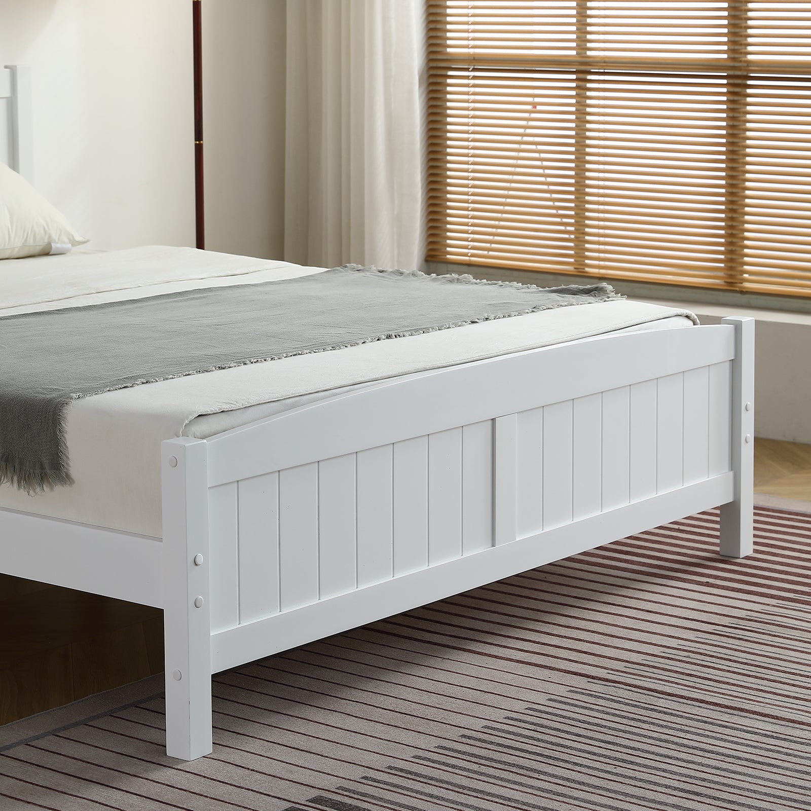 HAOYYE FCH Queen Size Wooden Bed with Pine Vertical Stripe Curved Headboard, White Bed Frame with Matching Tail, Sturdy & Stylish Design for Bedroom, Easy Assembly