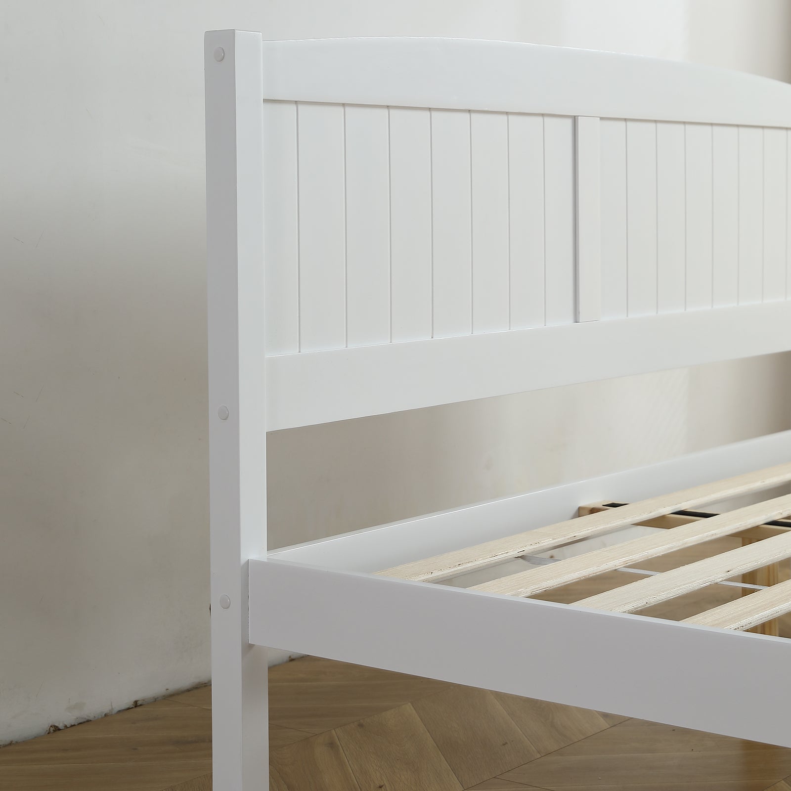 HAOYYE FCH Queen Size Wooden Bed with Pine Vertical Stripe Curved Headboard, White Bed Frame with Matching Tail, Sturdy & Stylish Design for Bedroom, Easy Assembly