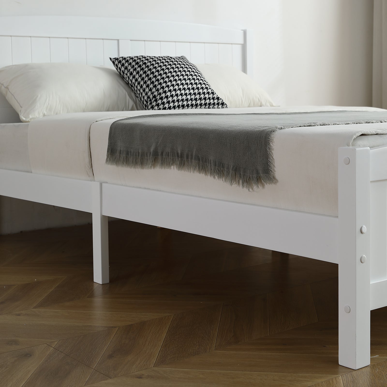 HAOYYE FCH Queen Size Wooden Bed with Pine Vertical Stripe Curved Headboard, White Bed Frame with Matching Tail, Sturdy & Stylish Design for Bedroom, Easy Assembly