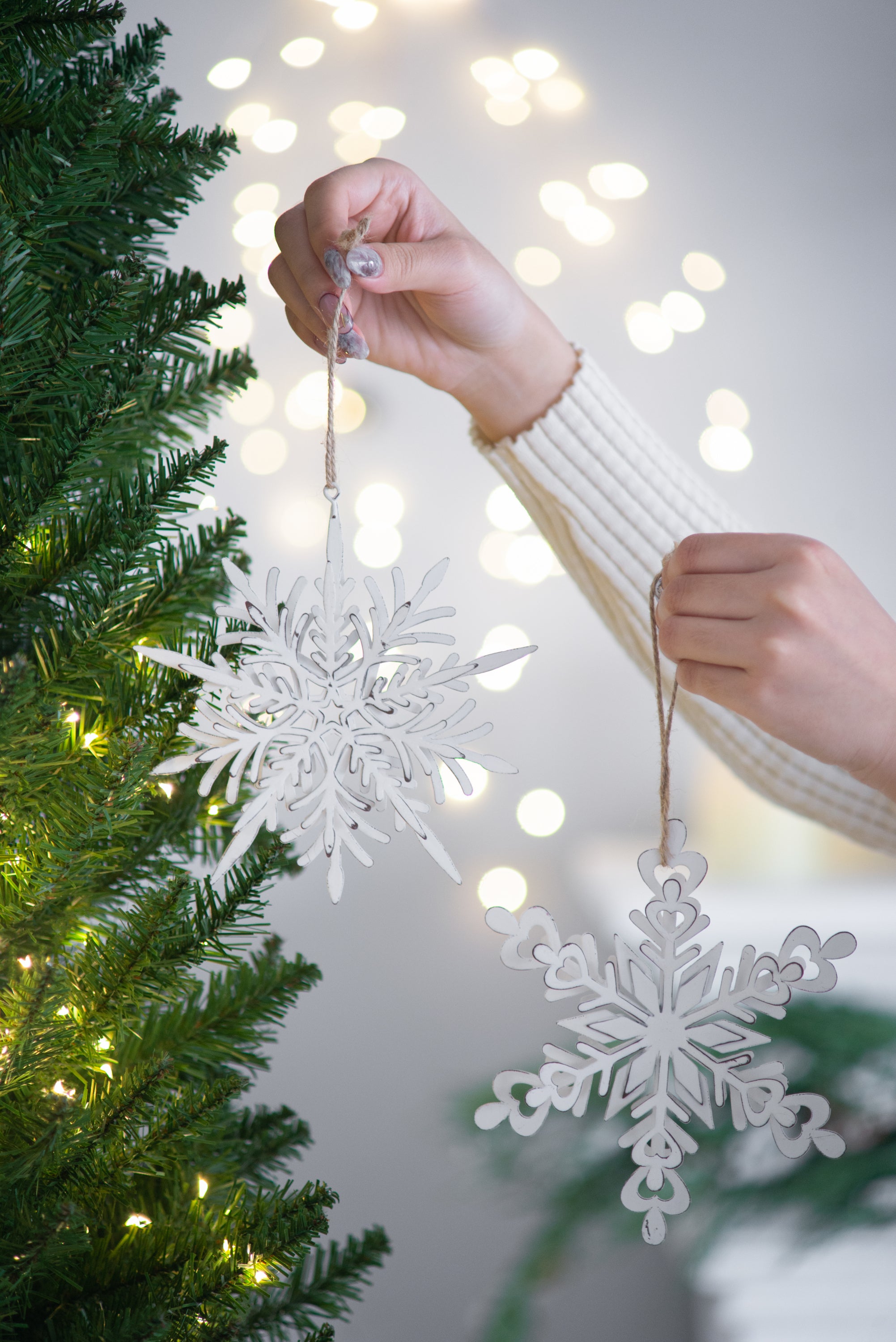 HAOYYE Set of 6 Iron Snowflake Hanger, Decorative Hanging Ball Christmas Tree Ornaments for Holiday Party Decorations Sturdy Space-Saving Heavy Duty Modern Design Adults Dorm Room Easy Assembly