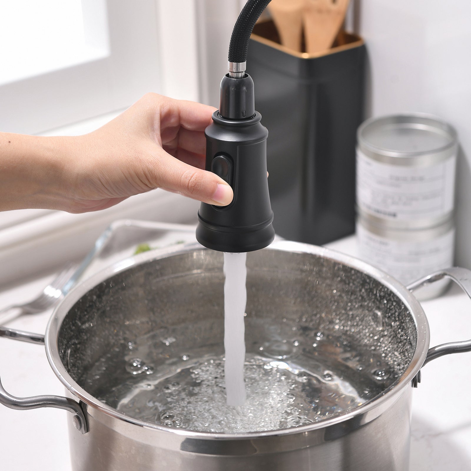 HAOYYE Kitchen Faucet with Pull Out Sprayer Black Stainless Steel Single Handle Kitchen Sink Faucets Sturdy Space-Saving Heavy Duty Modern Design Adults Dorm Room Easy Assembly Bedroom Furniture
