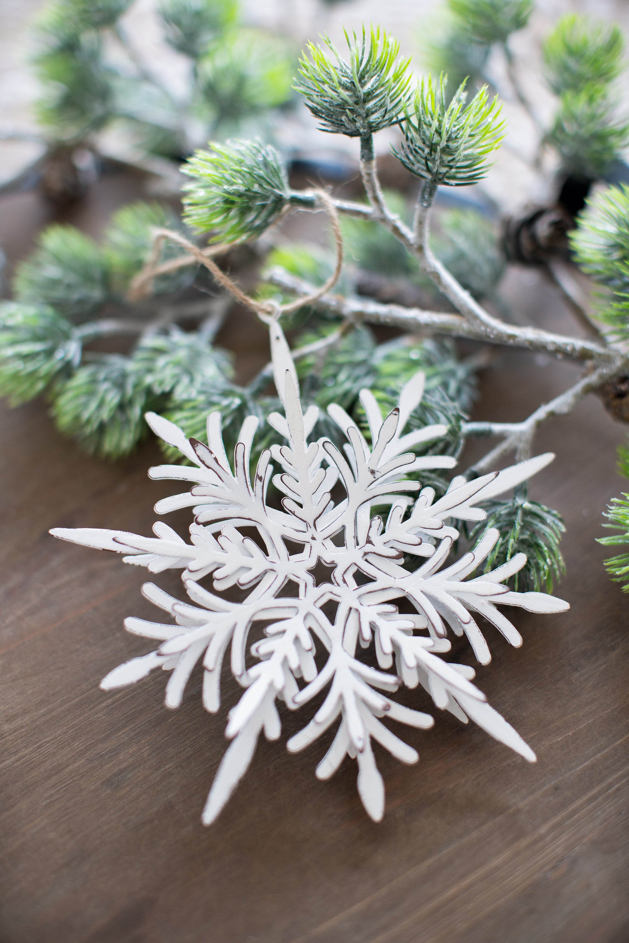 HAOYYE Set of 6 Iron Snowflake Hanger, Decorative Hanging Ball Christmas Tree Ornaments for Holiday Party Decorations Sturdy Space-Saving Heavy Duty Modern Design Adults Dorm Room Easy Assembly