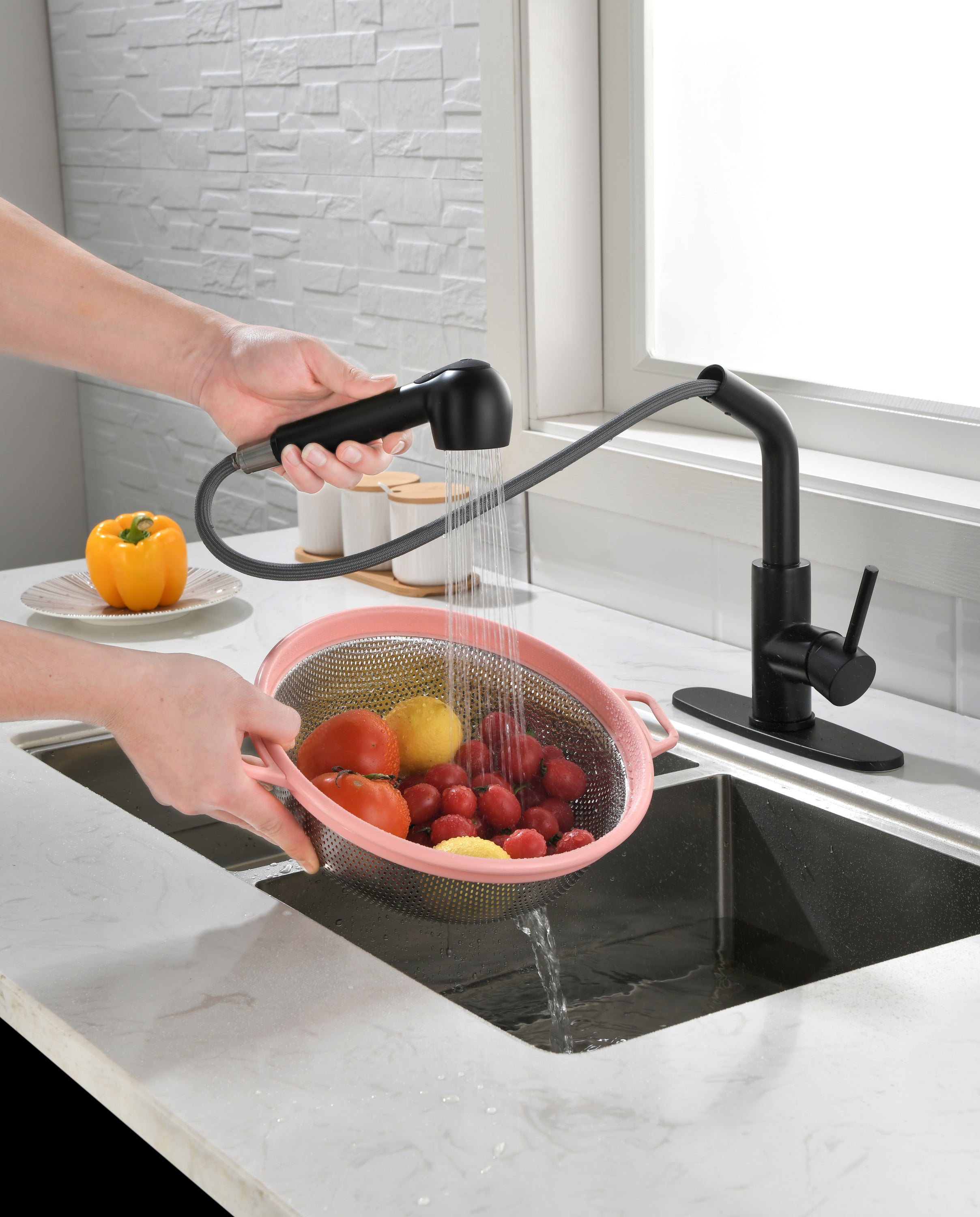 HAOYYE Matte Black Kitchen Faucets with Pull Down Sprayer, Single Handle Kitchen Sink Faucet with Pull Out Sprayer Sturdy Space-Saving Heavy Duty Modern Design Adults Dorm Room Easy Assembly