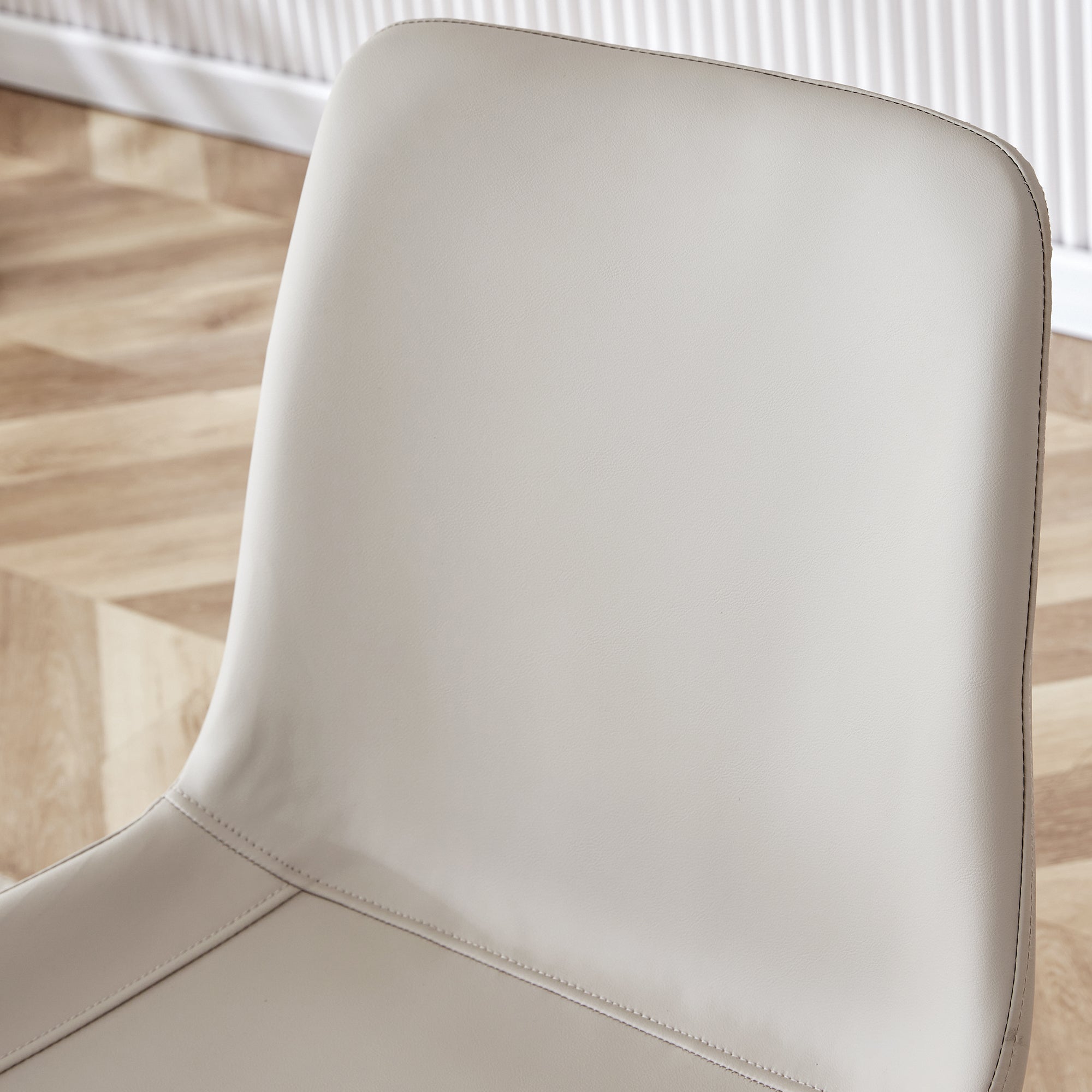 HAOYYE Light Gray Faux Leather Dining Chair, Cushioned Backrest, Black Metal Legs, Widened Seat Design, Comfortable and Stylish, Perfect for Restaurants, Kitchens, Bedrooms, and Offices (Set of 4)
