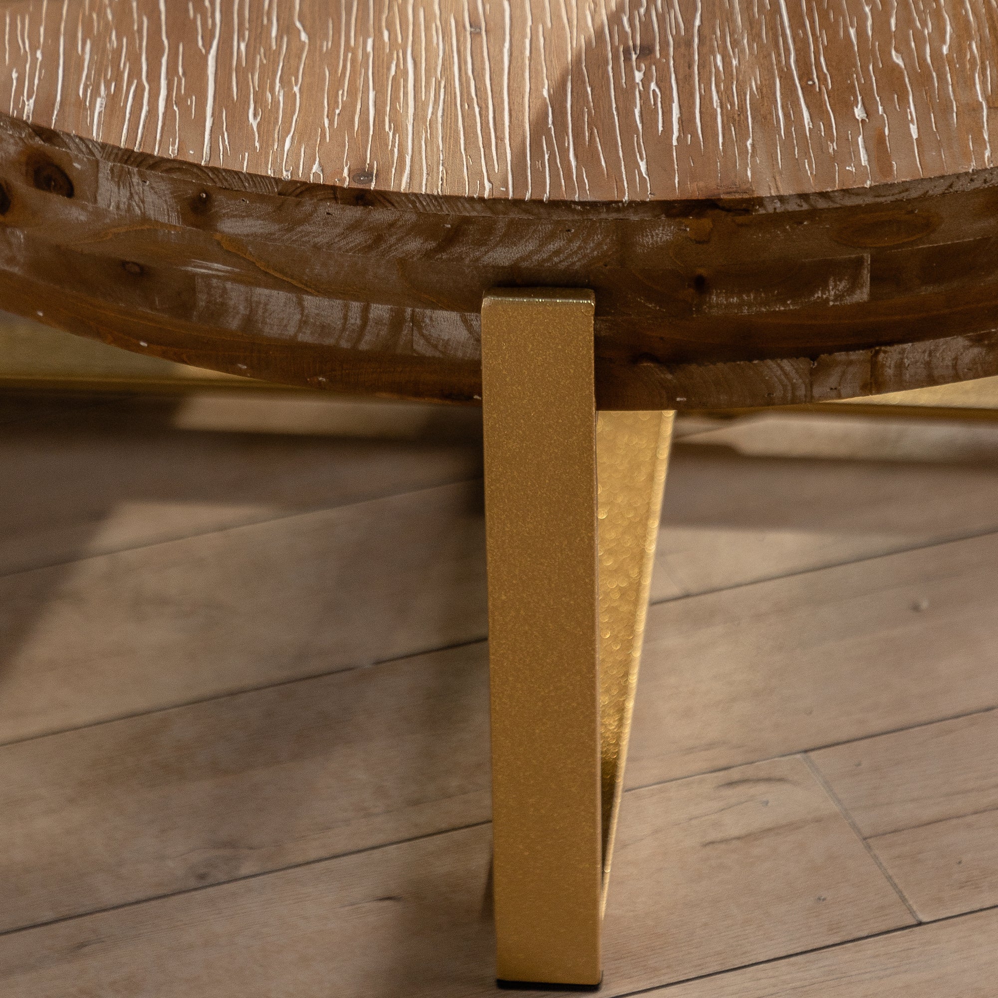 HAOYYE Modern Retro Round Coffee Table with Spliced Fir Wood Top and Gold Cross Legs Base, Sturdy Space-Saving Heavy Duty Design for Adults, Dorm Rooms, and Home Decor, Easy Assembly Entertainment Furniture for Living Rooms, Kitchens, and Offices
