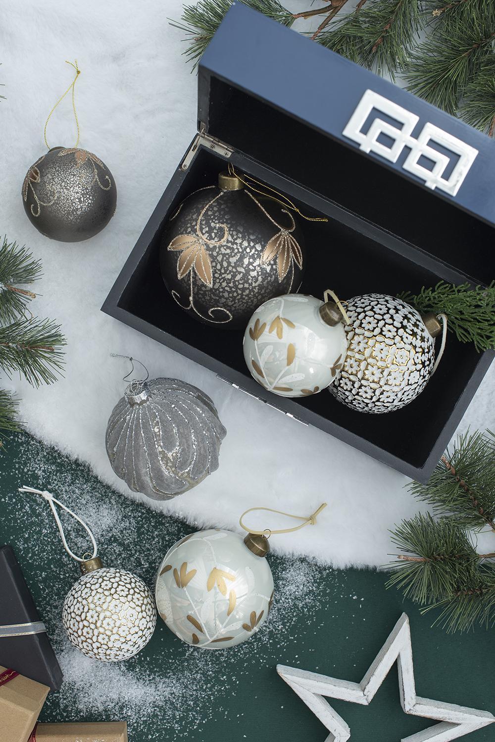 HAOYYE D3.9" Christmas Ball Ornaments, Glass Decorative Hanging Ball Christmas Tree Ornaments for Holiday Party Decorations, Set of 6 Sturdy Space-Saving Heavy Duty Modern Design Adults Dorm Room