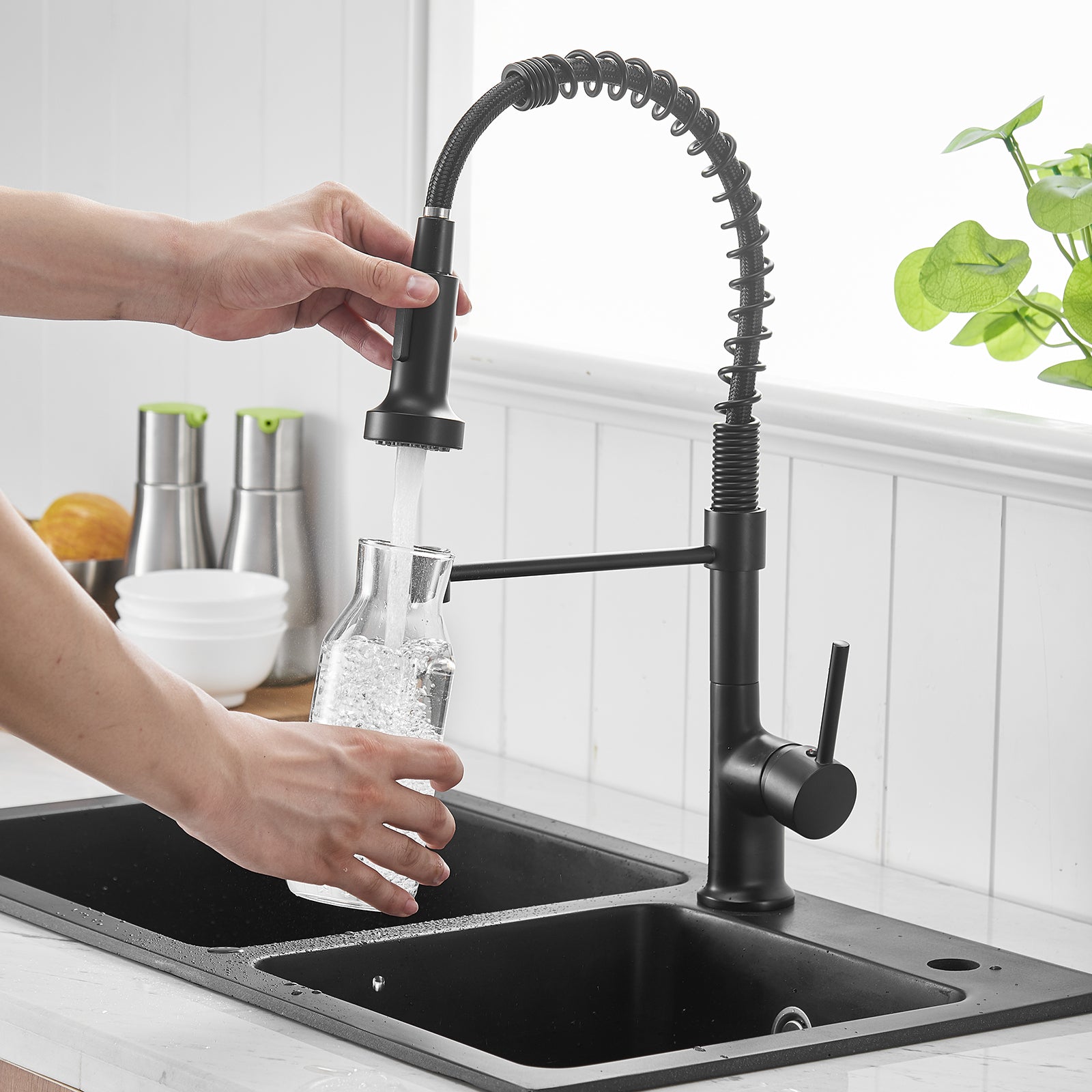 HAOYYE Commercial Black Kitchen Faucet with Pull Down Sprayer, Single Handle Single Lever Kitchen Sink Faucet Sturdy Space-Saving Heavy Duty Modern Design Adults Dorm Room Easy Assembly