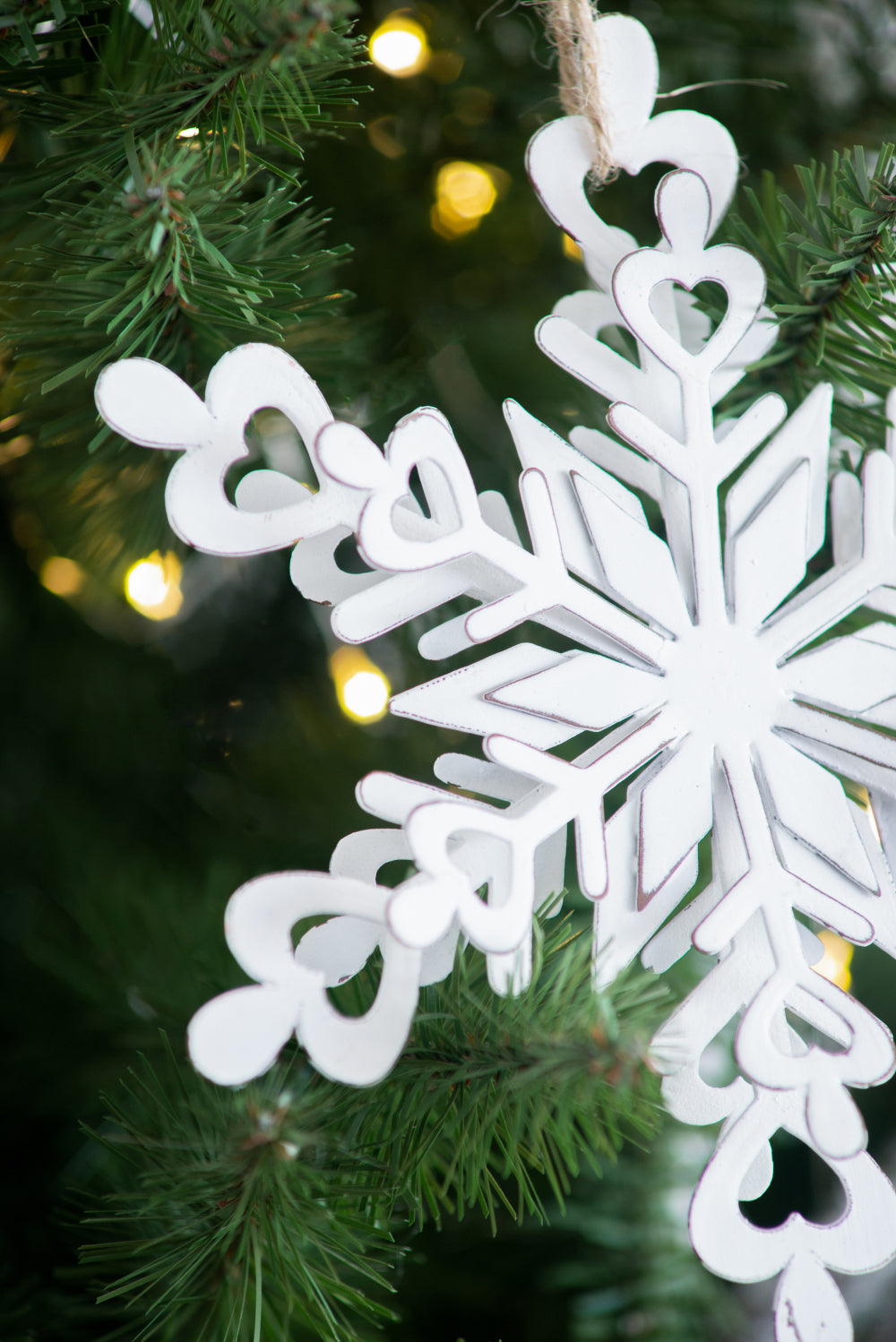 HAOYYE 6.3x1.8x6.7" Iron Snowflake Hanger, Decorative Hanging Ball Christmas Tree Ornaments for Holiday Party Decorations, Set of 6 Sturdy Space-Saving Heavy Duty Modern Design Adults Dorm Room