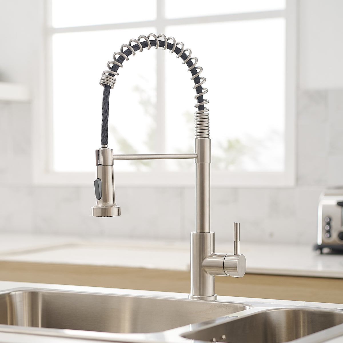 HAOYYE Commercial Brushed Nickel Kitchen Faucet with Pull Out Sprayer, Single Handle Single Lever Kitchen Sink Faucet Sturdy Space-Saving Heavy Duty Modern Design Adults Dorm Room Easy Assembly